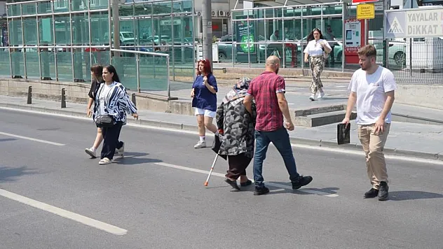 Yaya Geçidi Yok, Vatandaş Canıyla Yarışıyor!