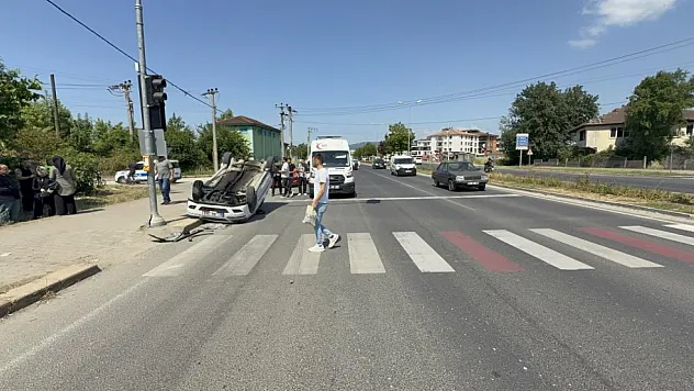 Yayaya yol veren otomobile çarparak takla attı