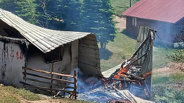 Yayla evi alev aldı