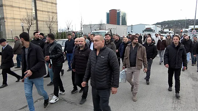 Yeşilyurt Demir Çelik'te işçiler sokağa indi: Yüzde 6'lık zam protestosu