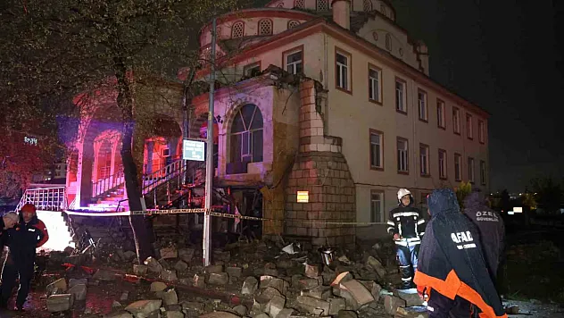 Yıldırımın isabet ettiği camii minaresi yıkıldı