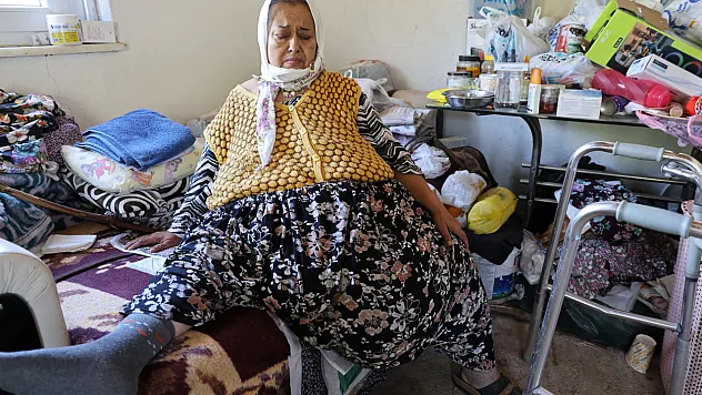 Yıllardır aynı çekyatın üzerinde yaşıyor
