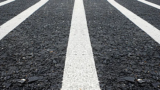 Yol Şeritleri Neden Beyaz?