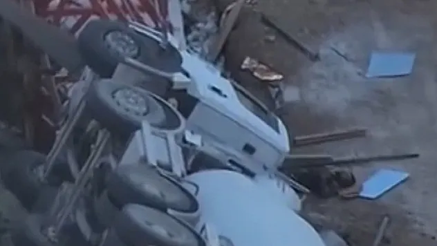 Yolda oluşan çökme beton mikserini devirdi