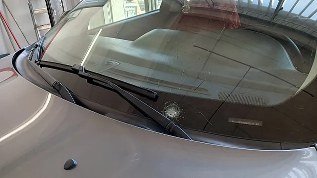 Yolunda giderken maganda kurşunu aracına isabet etti