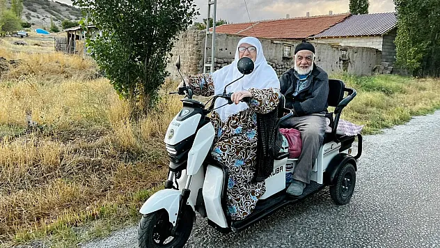 Yozgat'ta 80 yaşındaki kadın üç tekerlekli motosikletle eşini gezdiriyor