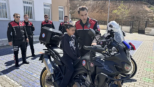 Yunus polisleriyle tanışma hayali yazdığı mektupla gerçek oldu