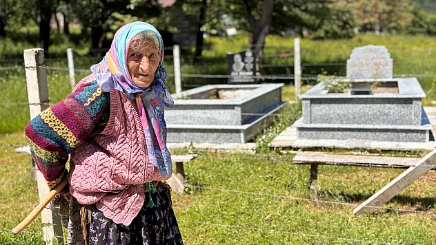Yüreğindeki özlemle her gün aynı yolu yürüyor