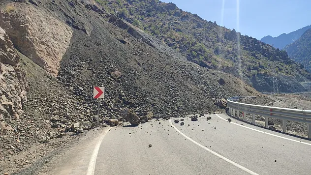 Yusufeli ilçesinde heyelan