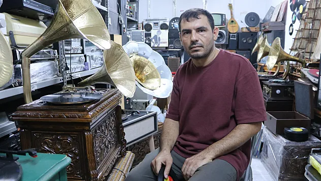 Yüz yıllık gramofonları yeniden hayata döndürüyor