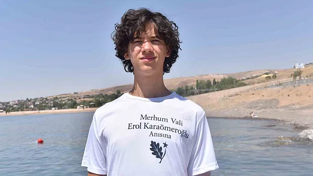 Yüzme maratonunun en küçüğü 3,5 saatte hedefe ulaştı