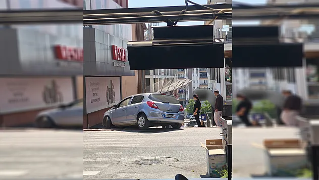 Zonguldak'ta bir otomobil merdivenlere çıktı