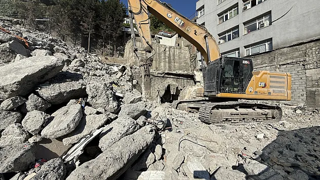 Zonguldak'ta iş hanının yıkıldığı alanda bulunan sığınak incelenecek