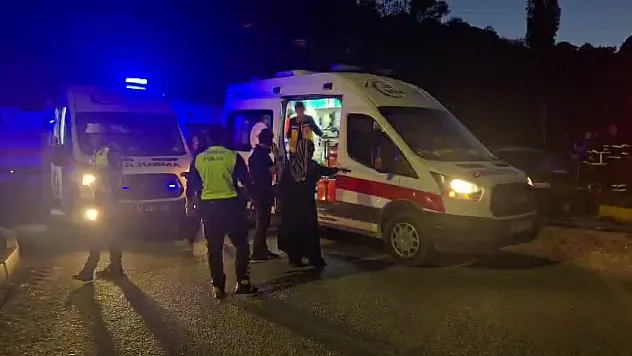 Zonguldak'ta otomobil ile hafif ticari araç kavşakta çarpıştı altı kişi yaralandı