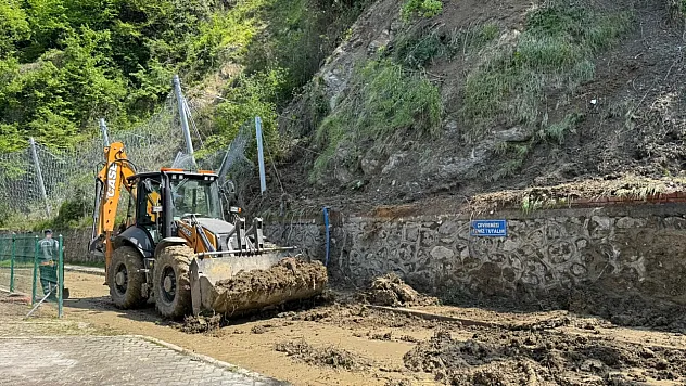 Zonguldak'ta şehirlerarası terminalde heyelan: Yol ulaşıma kapandı