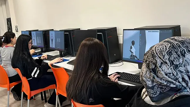 Geleceğin moda tasarımcıları dijital teknolojilerle buluştu