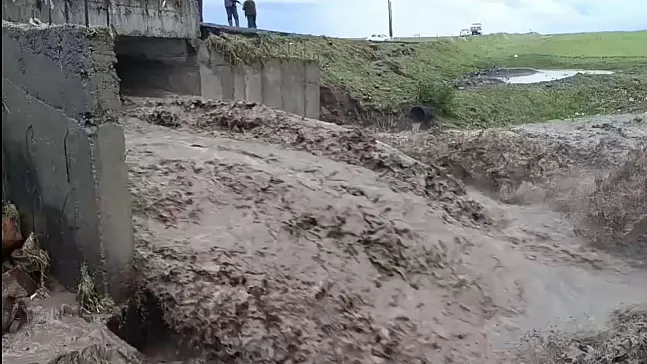 Köprü ve Bağlantı Yolu Sular Altında Kaldı
