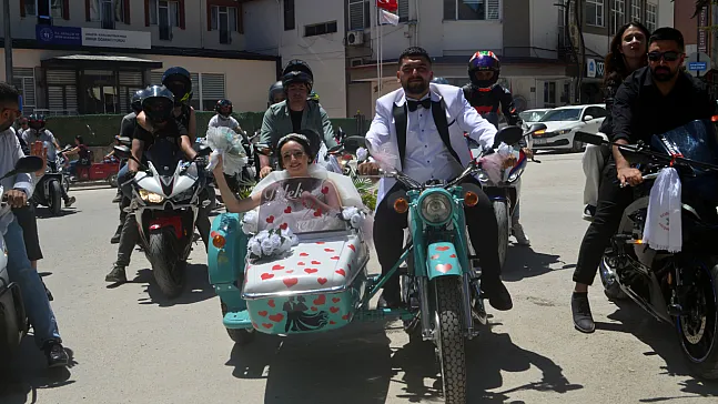 Motosiklet tamircisi çiftin gelin arabası motosiklet oldu