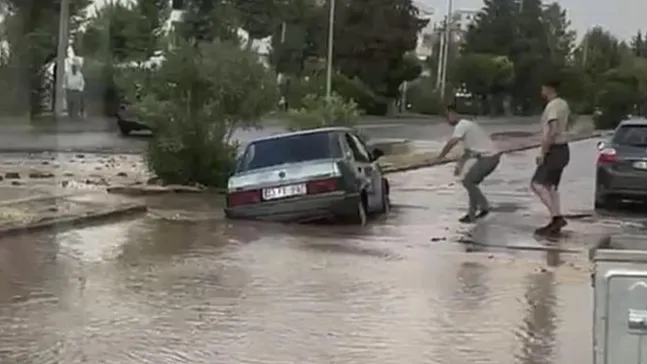 Patlayan su hattı yolu çökertti