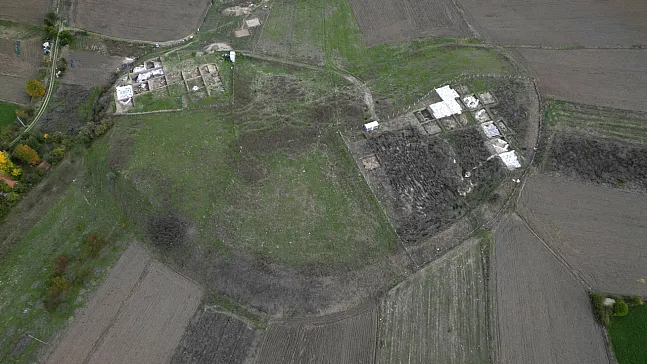 Tavşanlı Höyük'te 4 bin yıllık köpek pati izleri bulundu