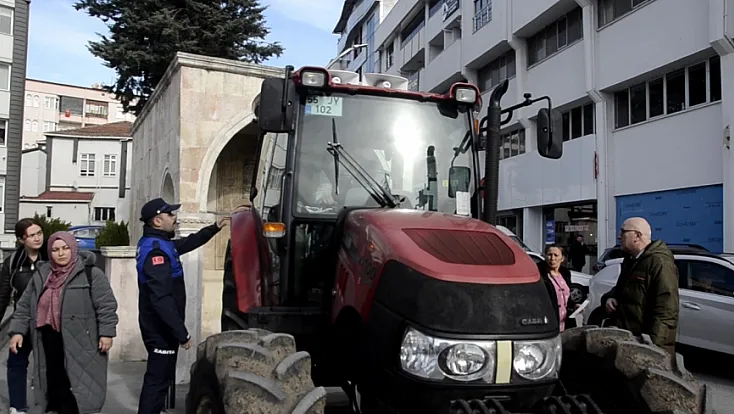 Traktörüyle Bafra Belediyesi önüne dayandı