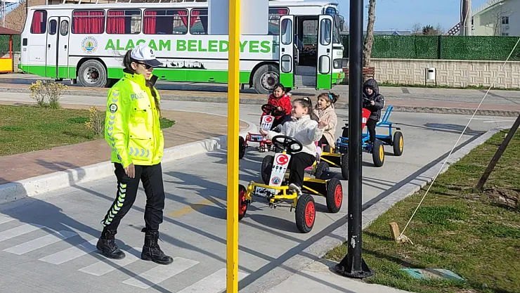 Alaçam'da polisten öğrencilere trafik güvenliği eğitimi