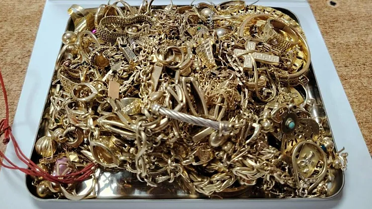Türkiye'ye kaçak geçirilmek istenen 708 gram altın komşuya takıldı