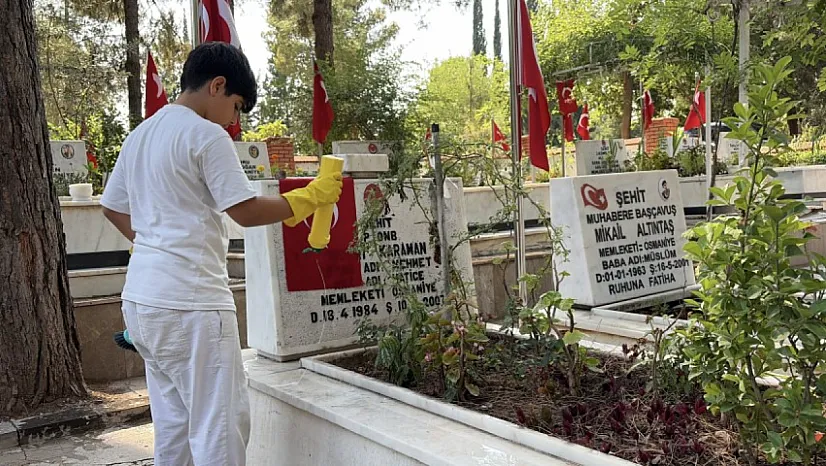 10 yaşındaki Abdullah, oyuncaklarını satarak aldığı malzemelerle çeşmeleri ve şehitlikleri temizliyor