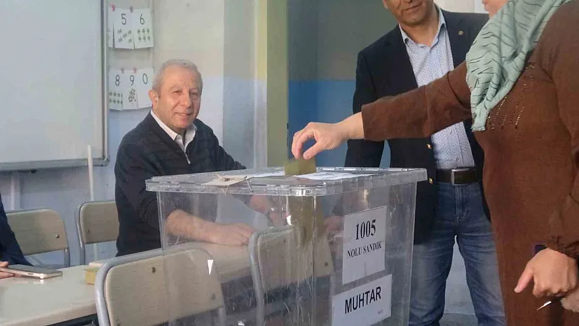 Muhtar seçmek için sandık başına gitti