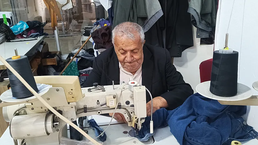 40 yıllık terzi mesleğini ilk günkü heyecanla sürdürüyor