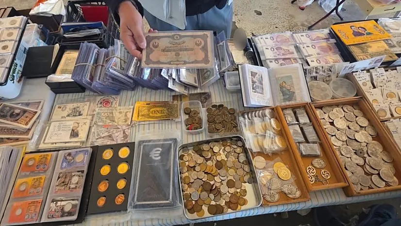 54 yıllık koleksiyonunu antika pazarında meraklılarıyla buluşturuyor