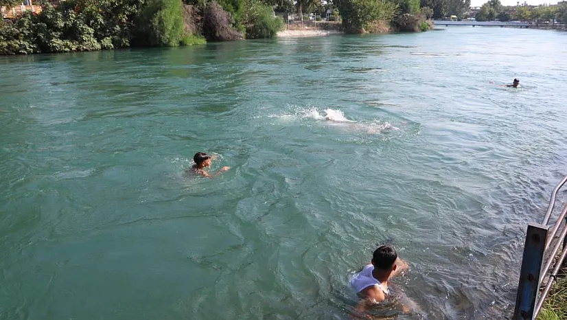 Adana'da sıcak hava tehlikeli serinleme yöntemini yeniden gündeme getirdi