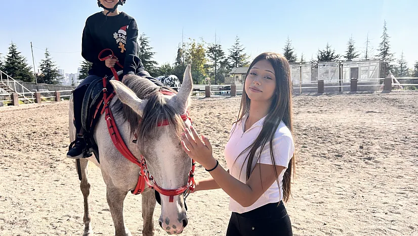 Atlarla vakit geçiren çocuklar teknolojiye mesafe koyuyor
