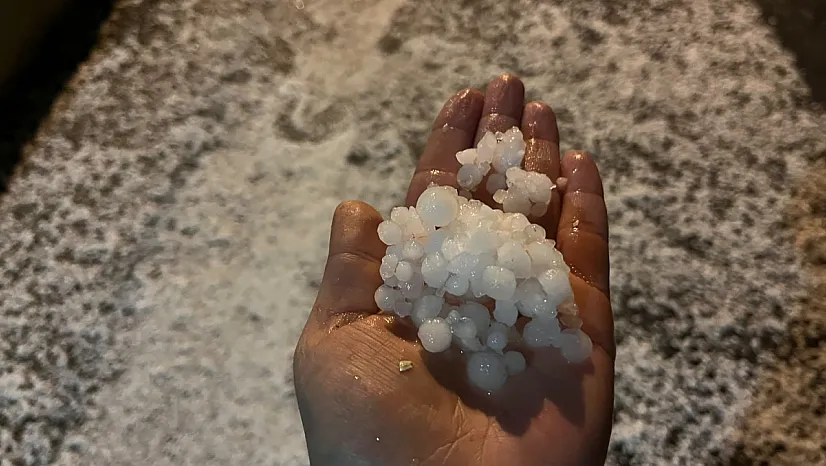 Bayburt'ta fındık büyüklüğünde dolu ve sağanak yağış etkili oldu