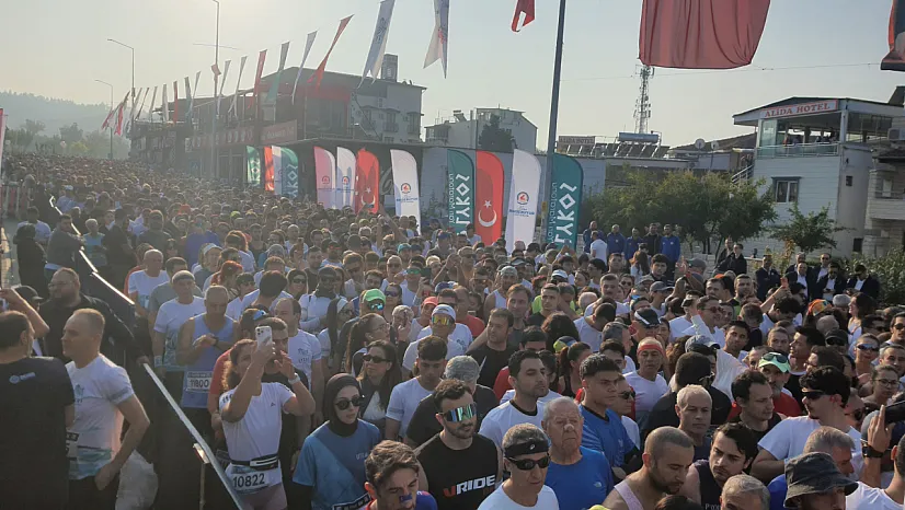 Binlerce koşucu Pamukkale manzarasında yarıştı