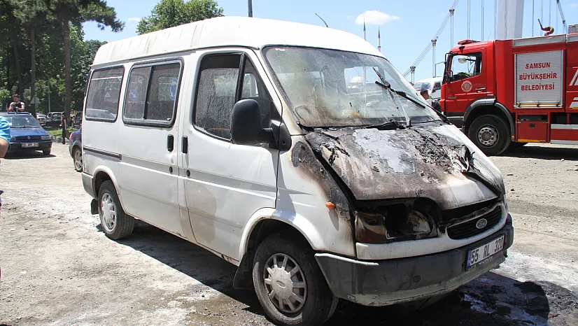 Çarşamba da seyir halindeki minibüsün motor kısmında çıkan yangın söndürüldü