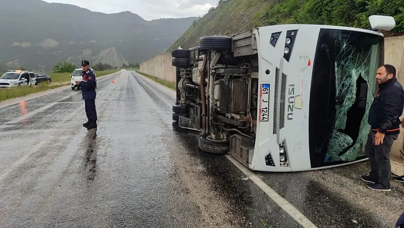 Cenaze dönüşü minibüs devrildi: 4 yaralı