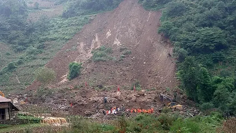 Çin'de toprak kaymasında 16 kişi enkaz altında kaldı