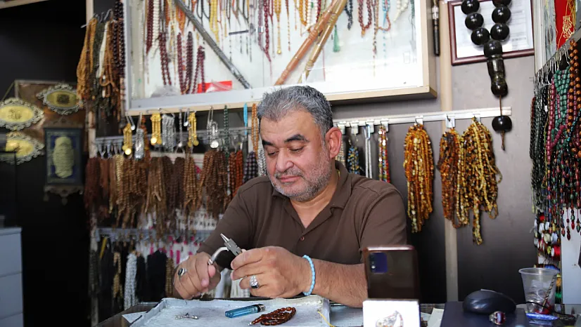 Çocuk felcini engel görmedi, tespih yapımını tutkusu haline getirdi