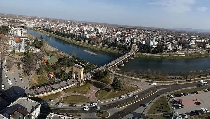Cumhuriyetin ilk bayındırlık eserlerinden 'Yeşilırmak Köprüsü'