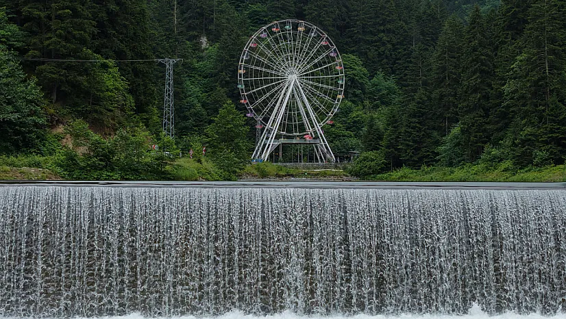 Doğu Karadeniz'in en büyük dönme dolabı Uzungöl'de yoğun ilgi görüyor