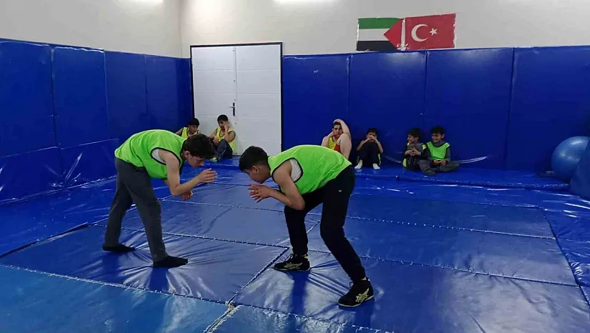 Genç güreşçiler minderde ter döküyor