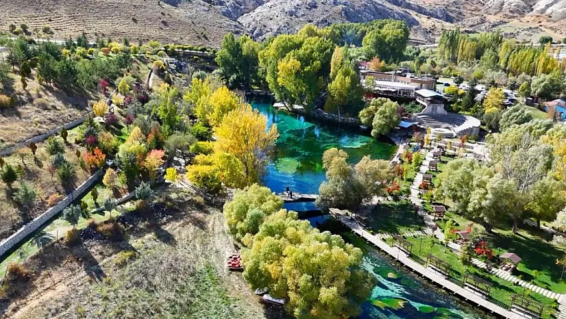 Gökpınar Gölü sonbahar renkleriyle büyülüyor