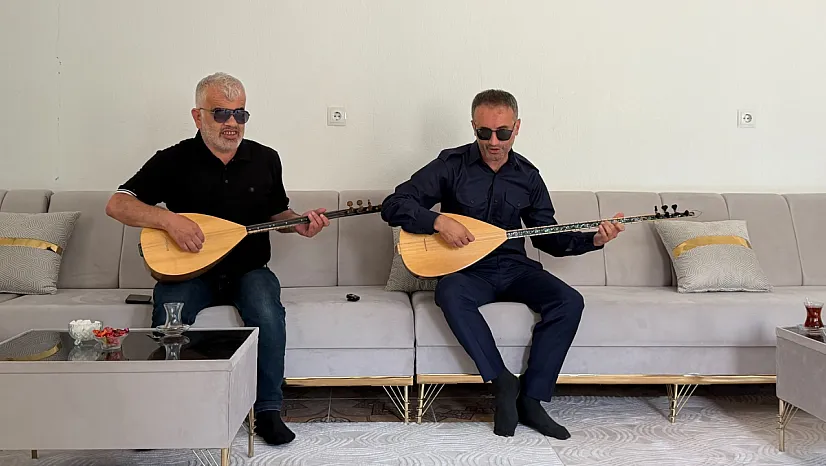 Görme yetisini kaybetti, bağlamayla hayata tutundu
