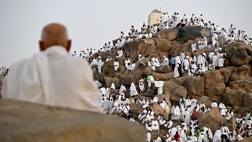 Hacı adayları Arafat'ta vakfe için toplandı