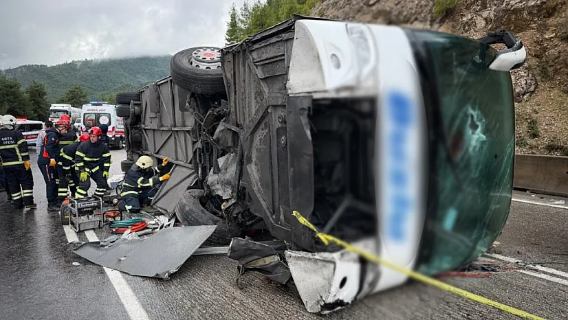 Isparta-Antalya Yolunda Otobüs Devrildi: 1 Ölü, 7 Yaralı
