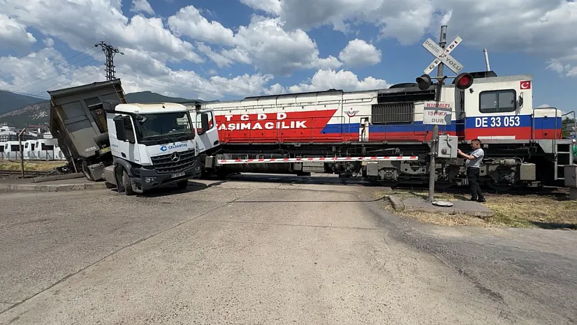Karabük'te tır ile lokomotif çarpıştı