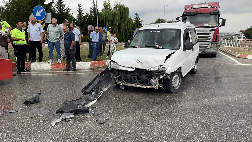 Kavak'ta hafif ticari araç ile traktör çarpıştı