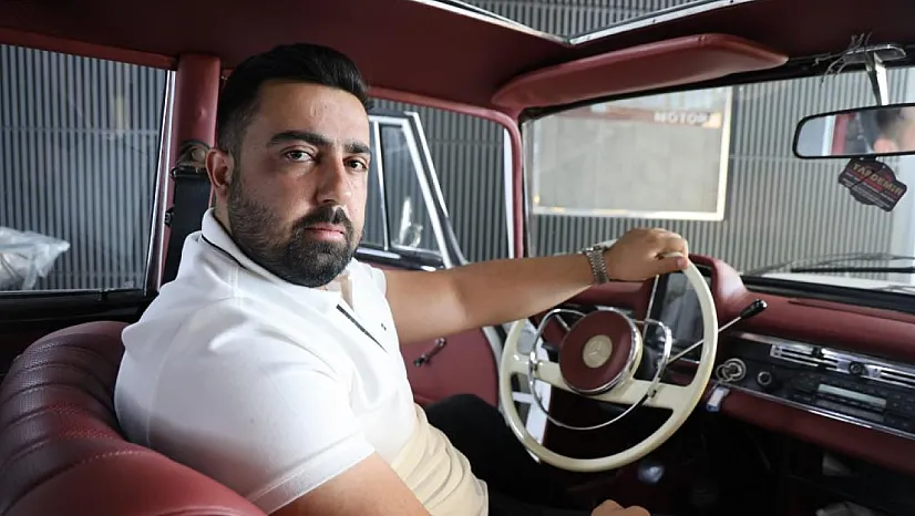 Kentte tek olan 59 yaşındaki klasik aracına gözü gibi bakıyor