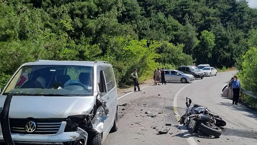 Motosiklet ile minibüs çarpıştı: 1 ölü, 1 yaralı